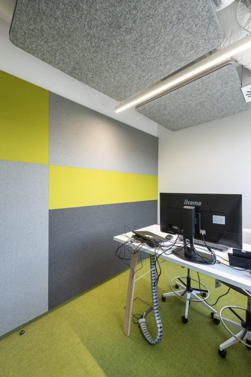 Akustyczna-napiana-tapicerowana-ścianka-biura-open-space -głośne-biuro-dekoracyjna-NyquiWall-NyquiLine-Nyquisa
